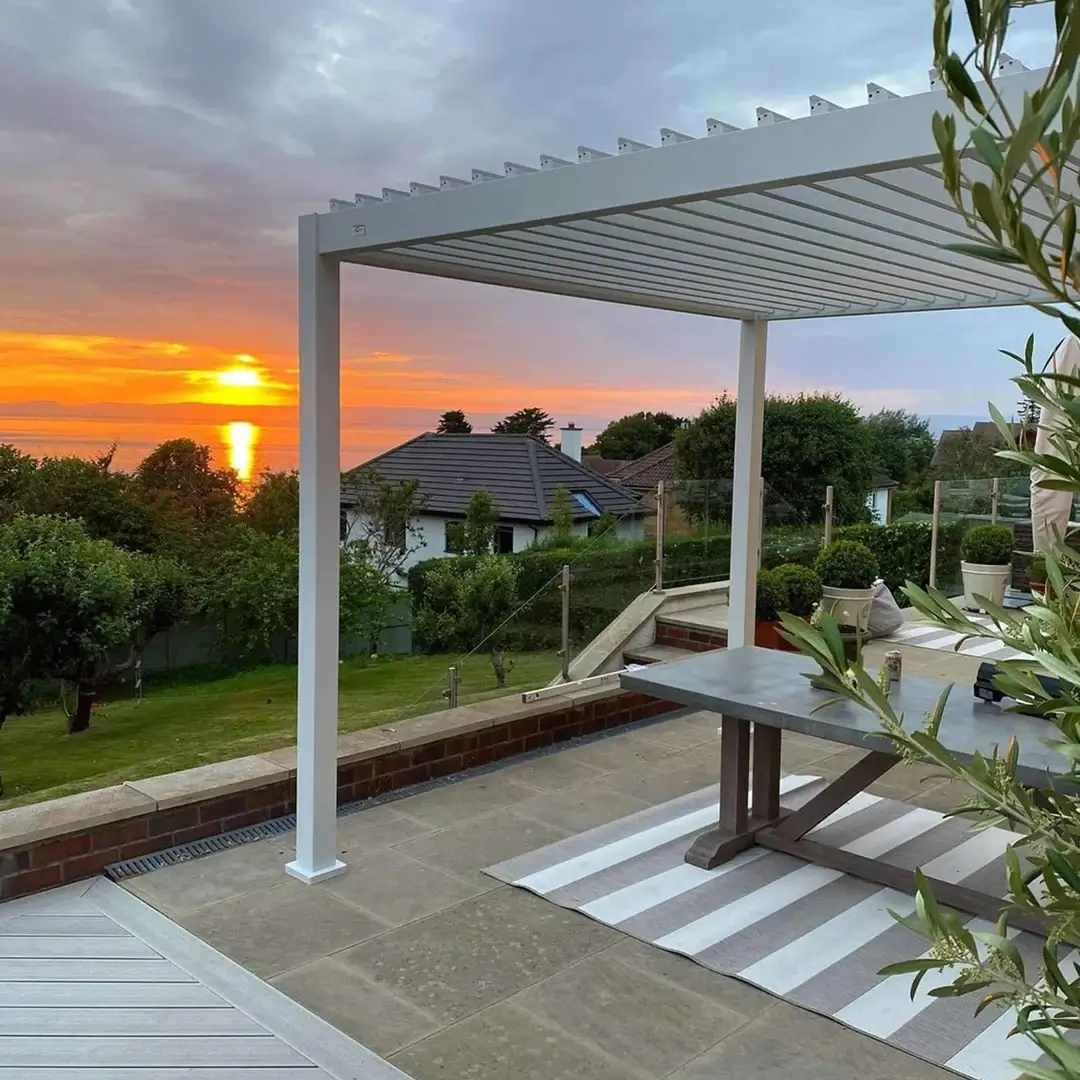 Pergola mit Meerblick bei Sonnenuntergang